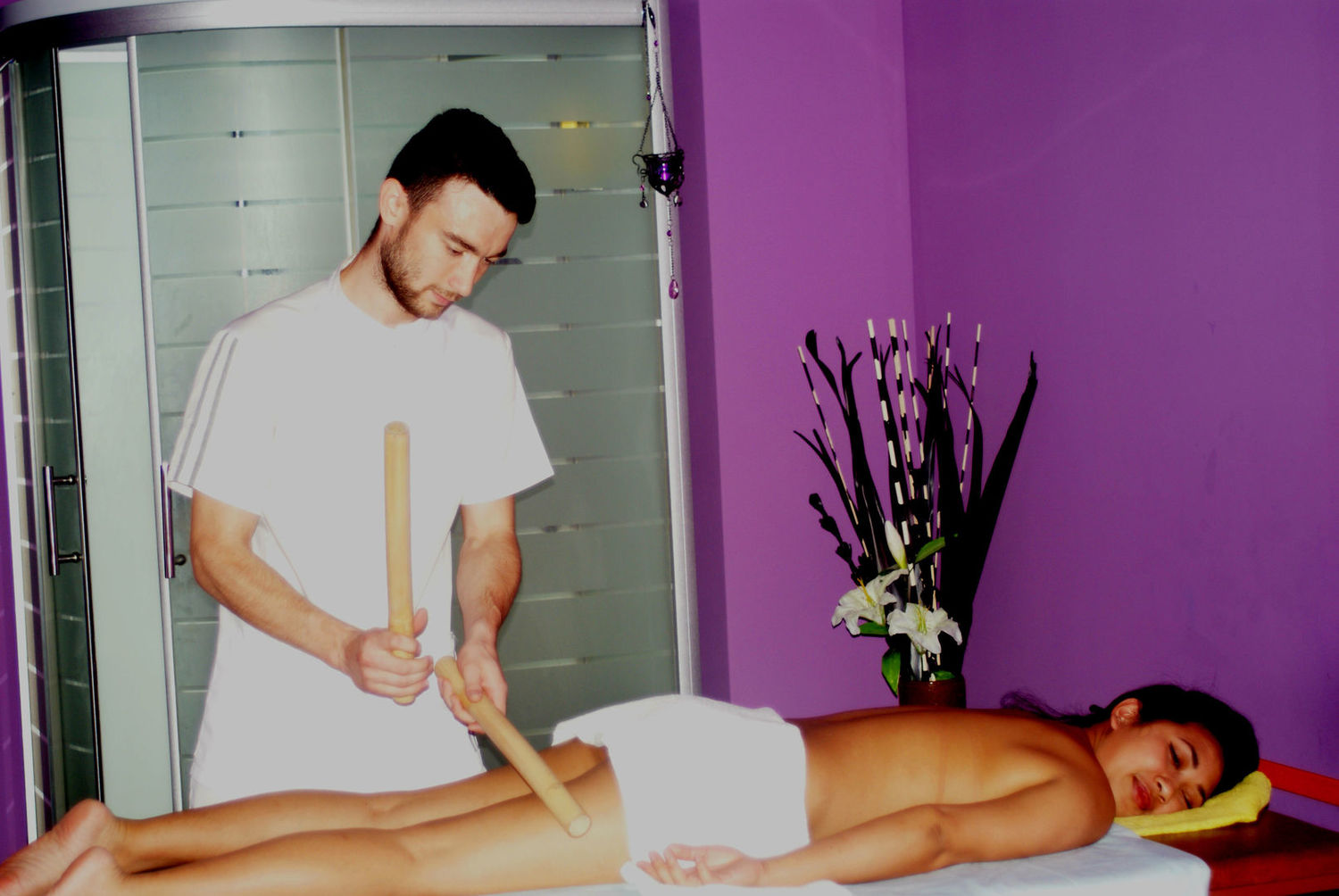 Массажное дело. Креольский массаж бамбуковыми палочками. Бразильский массаж бамбуковыми палочками. Лимфодренажный массаж бамбуковыми палочками. Бамбуковые палки для массажа.